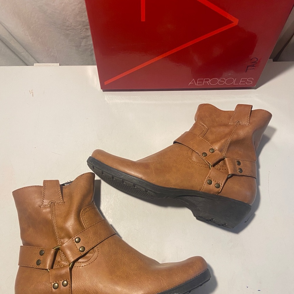 Aerosoles camel brown color  ankle boots side zippers  size 10 NIB - Picture 3 of 6
